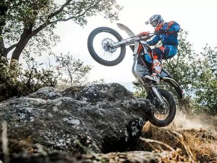 Электромотоциклы получат общий аккумулятор. Его вместе готовят Yamaha, Honda, KTM и Piaggio